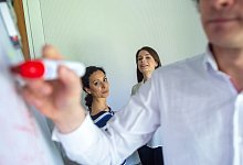 Besprechung in einer Firma - Foto: Klaus-Dietmar Gabbert/dpa-tmn