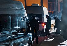 Nawalny in Handschellen - Foto: Pavel Golovkin/AP/dpa