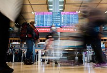 Auch die Airports kämpfen mit Personalmangel und drohen, zu den Stoßzeiten im Sommer zum Nadelöhr zu werden. - Christoph Soeder/dpa/dpa-tmn