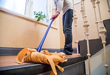 Urteil: Für Treppenhausreinigung müssen alle Mieter zahlen - Foto: Christin Klose/dpa-tmn