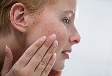 Feine K&ouml;rnung f&uuml;r das Gesicht - Foto: Christin Klose/dpa-tmn