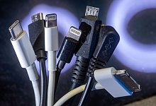 Ladekabel für unterschiedliche Handymodelle - Foto: Jens Büttner/dpa-Zentralbild/dpa