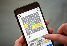 Eine Person spielt mit der App eines Online-Buchstabenrätsels. - Fernando Gutierrez-Juarez/dpa-Zentralbild/dpa