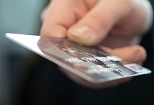 Mit der Karte bezahlen - Foto: Andrea Warnecke/dpa-tmn