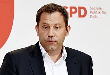 SPD-Chef Lars Klingbeil will vor allem die Mineral&ouml;lkonzerne als Krisen- und Kriegsgewinner besteuern. - Carsten Koall/dpa