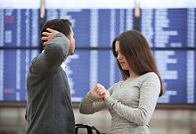 Paar am Flughafen - Foto: Christin Klose/dpa-tmn