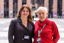 Antonia Kieper aus Köln (l) und Wiktoria Tyszka-Ulezalka aus Posen (r) stehen in einem Gebäude des Europäischen Parlaments. Die beiden Frauen nehmen an der Konferenz zur Zukunft Europas teil. - Philipp von Ditfurth/dpa