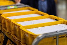 Sendungen des Zensus 2022 liegen im Briefzentrum Offenburg der Deutschen Post in Logistikbehältern. - Philipp von Ditfurth/dpa