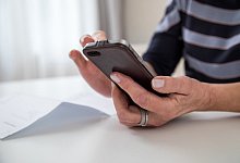 Mensch mit Handy - Foto: Christin Klose/dpa-tmn