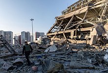 Zerstörungen in Kiew. Der ukrainische Präsidentenberater Mychajlo Podoljak hat sich erstmals zu einem möglichen Zeitpunkt für ein Kriegsende geäußert. - Alex Chan Tsz Yuk/SOPA Images via ZUMA Press Wire/dpa
