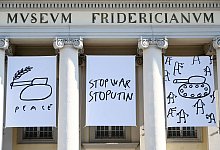Drei Motive mit dem Titel &laquo;Anti War Drawings, 2022&raquo; des documenta-K&uuml;nstlers Dan Perjovschi am Kasseler Fridericianum. - Uwe Zucchi/dpa