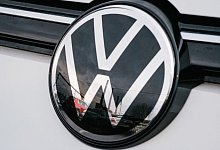 Das Volkswagenwerk spiegelt sich in einem VW Logo - bisher sprudeln die Ertr&auml;ge des Autobauers weiter. - Ole Spata/dpa