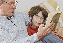 Kinder lieben es, wenn Erwachsene vorlesen - Foto: Markus Scholz/dpa-tmn