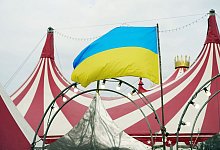 In Solidarit&auml;t mit der Ukraine weht am &laquo;Moskauer Circus&raquo; in Neuwied die Flagge des Landes. In dem Zirkus treten russische und ukrainische Artisten auf. - Thomas Frey/dpa