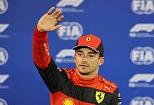Ferrari-Pilot Charles Leclerc aus Monaco feiert seine Pole Position in Bahrain. - Giuseppe Cacace/AFP POOL/AP/dpa