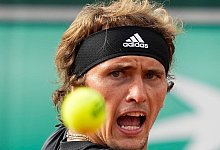Alexander Zverev sieht sich gegen&uuml;ber Carlos Alcaraz bei den French Open benachteiligt. - Michel Euler/AP/dpa