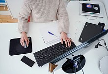 Trotz steigender Infektionszahlen sollen in Betrieben ab dem Fr&uuml;hlingsanfang lockerere Regeln gelten. - Uwe Anspach/dpa