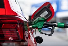 Eine Tankstelle in Berlin. Bi Ende August wird der Steuersatz f&uuml;r Benzin um fast 30 Cent, f&uuml;r Diesel um gut 14 Cent gesenkt - doch nicht alle profitieren gleich, zeigt eine neue Studie. - Christophe Gateau/dpa