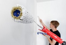 Streichen beim Auszug: Schadenersatz nach Schönheitsreparaturen? - Foto: Markus Scholz/dpa-tmn