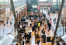 Reisebetrieb am BER - Foto: Christoph Soeder/dpa