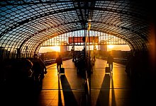 Sonnenuntergang am Bahnhof - Foto: Christoph Soeder/dpa/dpa-tmn