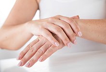 H&auml;nde einreiben - Foto: Christin Klose/dpa-tmn