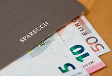 Sparbuch - Foto: Daniel Karmann/dpa/dpa-tmn