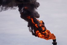 &Uuml;bersch&uuml;ssiges Gas wird am Industriepark f&uuml;r Erd&ouml;l und Petrochemie &laquo;Jose Antonio Anzoategui&raquo; in Venzuela verbrannt. - Stringer/dpa