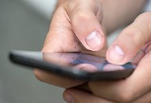 Mensch tippt auf Handy - Foto: Andrea Warnecke/dpa-tmn