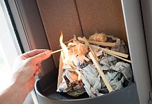 Vor dem Anfeuern: Checkliste f&uuml;r die Ofenpflege - Foto: Florian Schuh/dpa-tmn