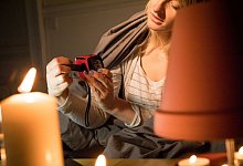 Im Notfall besser kurbeln: Fallen Strom und Mobilfunknetz aus, k&ouml;nnen Nachrichten mit Hilfe eines Kurbelradios verfolgt werden. - Christin Klose/dpa-tmn