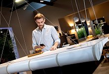 Schreibtisch an Seilen - Foto: Franziska Gabbert/dpa-tmn