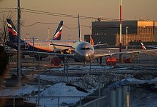 Aeroflot-Passagierflugzeuge stehen auf dem Flughafen Scheremetjewo außerhalb von Moskau. - Pavel Golovkin/AP/dpa