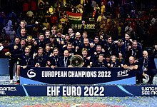 Schwedens Spieler jubeln mit der Troph&auml;e f&uuml;r ein Mannschaftsfoto. - Anna Szilagyi/AP/dpa