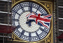 Big Ben mit britischer Flagge - Foto: Alberto Pezzali/AP/dpa