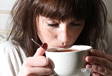 Eine Frau trinkt hei&szlig;en Tee - Foto: Daniel Modjesch/dpa-tmn