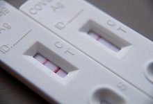 Was ist, wenn der Selbsttest mit Verzögerung positiv ist? - Foto: Sebastian Gollnow/dpa/dpa-tmn