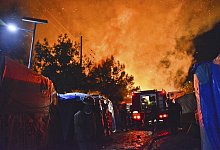 L&ouml;scharbeiten - Foto: Michael Svarnias/AP/dpa