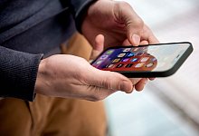 Wer statt einer gängigen SIM-Karte eine eSIM im Smartphone nutzt, kann diese beim Wechsel des Mobilfunkanbieters einfach überschreiben und weiternutzen. - Zacharie Scheurer/dpa-tmn