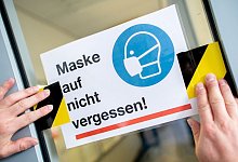 Schild mit der Aufschrift &laquo;Maske auf nicht vergessen!&raquo; im Neuen Gymnasium in Oldenburg. - Hauke-Christian Dittrich/dpa