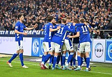 Schalke ist nach dem Sieg gegen Heidenheim an der Spitze der 2. Liga angekommen. - David Inderlied/dpa