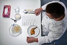 &laquo;test&raquo; schaut sich H&auml;hnchenschenkel an - Foto: Stiftung Warentest/dpa-tmn