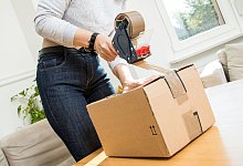 Paket zu versenden? Wer Preise vergleicht, kann bares Geld sparen. - Christin Klose/dpa-tmn