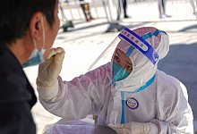 Eine medizinische Angestellte testet einen Anwohner in Pekings Bezirk Daxing auf das Coronavirus. - Peng Ziyang/XinHua/dpa