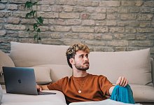 Ein Mann sitzt am PC - Zacharie Scheurer/dpa-tmn