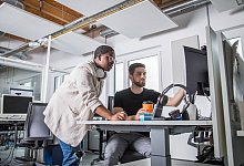 Kollegen besprechen sich im Büro - Christin Klose/dpa-tmn