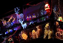 Ein weihnachtlich dekorierter Balkon - Karl-Josef Hildenbrand/dpa/dpa-tmn