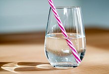 Ein Glas Wasser mit einem Trinkhalm - Hauke-Christian Dittrich/dpa/dpa-tmn