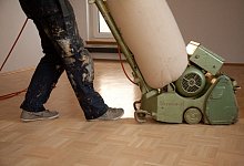 Parkett wird geschliffen - Kai Remmers/dpa-tmn