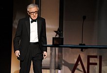 Der US-Schauspieler und Regisseur Woody Allen kommt bei der 45. Verleihung des AFI Life Achievement Awards auf die B&uuml;hne (2017). - Chris Pizzello/Invision/AP/dpa
